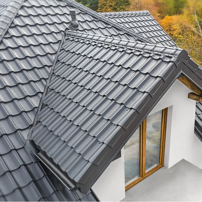 Volba plechových střešních tašek: Spolehlivá a dlouhotrvající střecha za vynikající cenu.