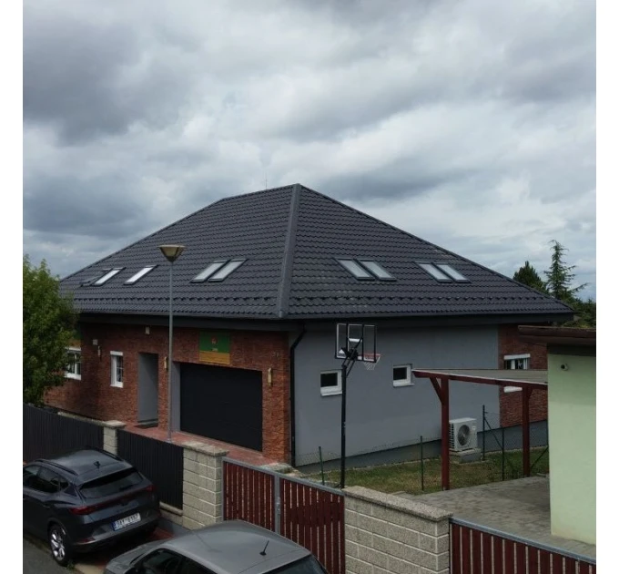 Oprava střechy (pokládka plechové střešní krytiny Gotic Grande Mat RAL 7016) na adrese Okruzni 259, 250 84 Krenice, Praha-Východ