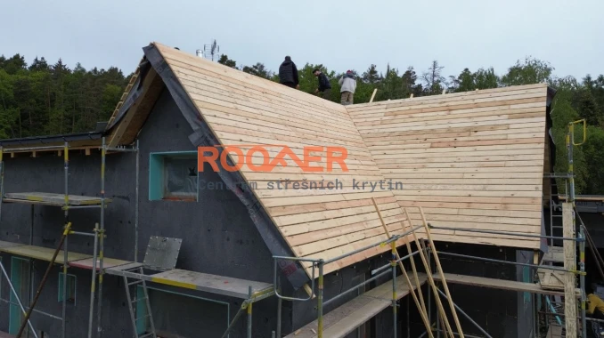 Falcovaná střecha | Výroba panelů na stavbě | Montáž falcované střechy | ROOFER Falcovaná střecha | Výroba panelů na stavbě | Montáž falcované střechy | ROOFER