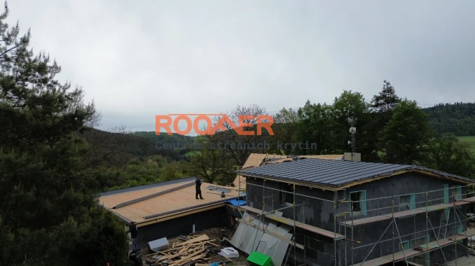Falcovaná střecha | Výroba panelů na stavbě | Montáž falcované střechy | ROOFER Falcovaná střecha | Výroba panelů na stavbě | Montáž falcované střechy | ROOFER