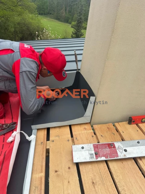 Falcovaná střecha | Výroba panelů na stavbě | Montáž falcované střechy | ROOFER Falcovaná střecha | Výroba panelů na stavbě | Montáž falcované střechy | ROOFER