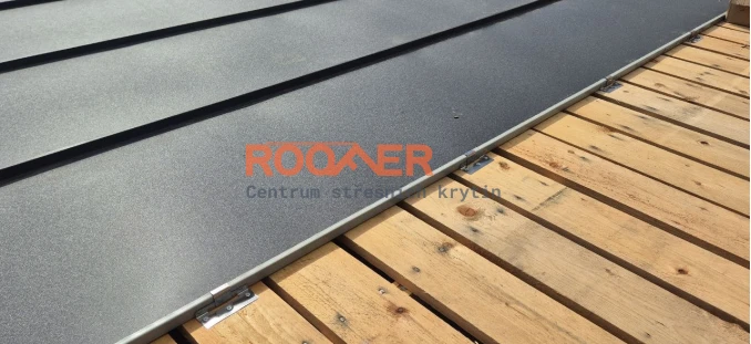 Falcovaná střecha | Výroba panelů na stavbě | Montáž falcované střechy | ROOFER Falcovaná střecha | Výroba panelů na stavbě | Montáž falcované střechy | ROOFER