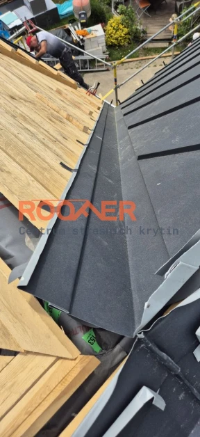 Falcovaná střecha | Výroba panelů na stavbě | Montáž falcované střechy | ROOFER Falcovaná střecha | Výroba panelů na stavbě | Montáž falcované střechy | ROOFER