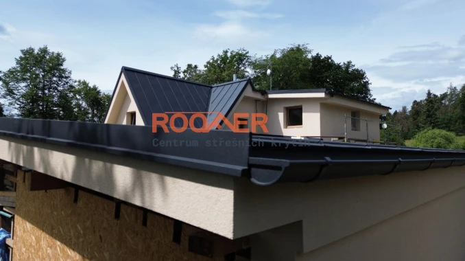 Falcovaná střecha | Výroba panelů na stavbě | Montáž falcované střechy | ROOFER Falcovaná střecha | Výroba panelů na stavbě | Montáž falcované střechy | ROOFER