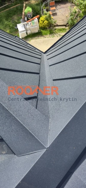 Falcovaná střecha | Výroba panelů na stavbě | Montáž falcované střechy | ROOFER Falcovaná střecha | Výroba panelů na stavbě | Montáž falcované střechy | ROOFER