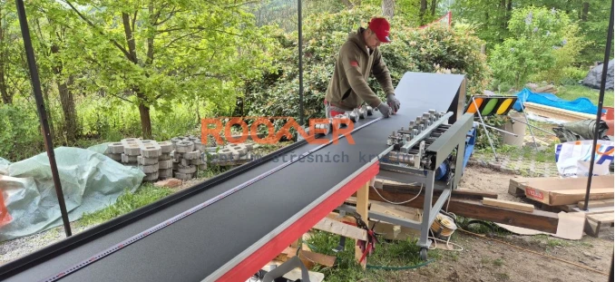 Falcovaná střecha | Výroba panelů na stavbě | Montáž falcované střechy | ROOFER Falcovaná střecha | Výroba panelů na stavbě | Montáž falcované střechy | ROOFER