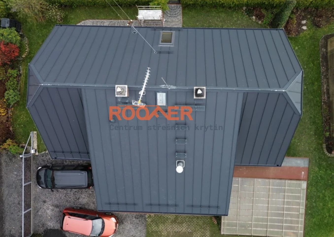 Rekonstrukce střechy ve Filipově – Click panely BILKA | ROOFER.cz Rekonstrukce střechy ve Filipově – Click panely BILKA | ROOFER.cz