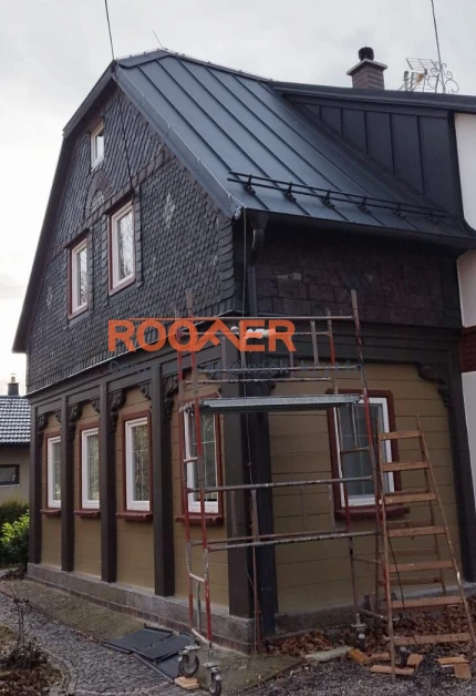 Rekonstrukce střechy ve Filipově – Click panely BILKA | ROOFER.cz Rekonstrukce střechy ve Filipově – Click panely BILKA | ROOFER.cz