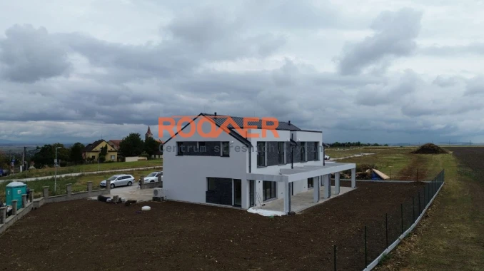 Stavba střechy na novém moderním dvojdomě (pokládka střešních panelů Klik Retro Plus RAL 7016 Mat) ve Slaný