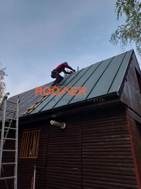 Rekonstrukce falcované střechy – Tři Studně, RAL 6020