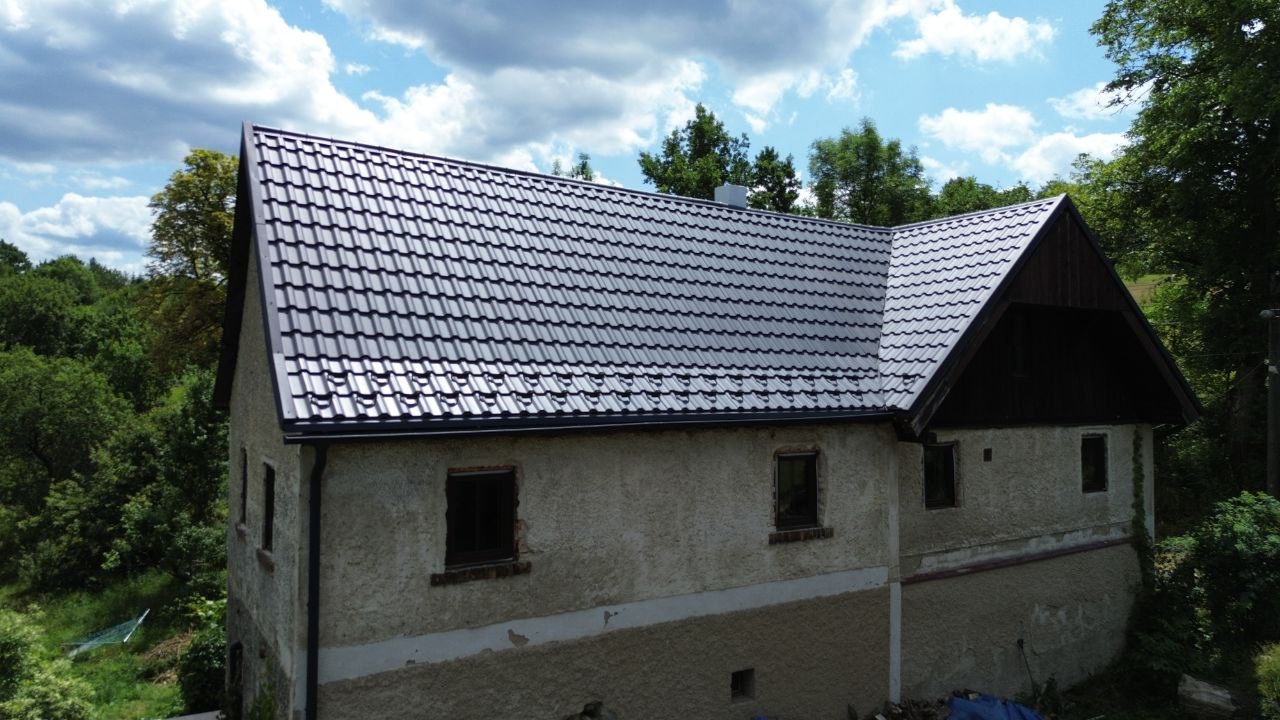 Rekonstrukce střechy (pokládka plechové střešní krytiny Gotic Mat RAL 7016) v Liberci