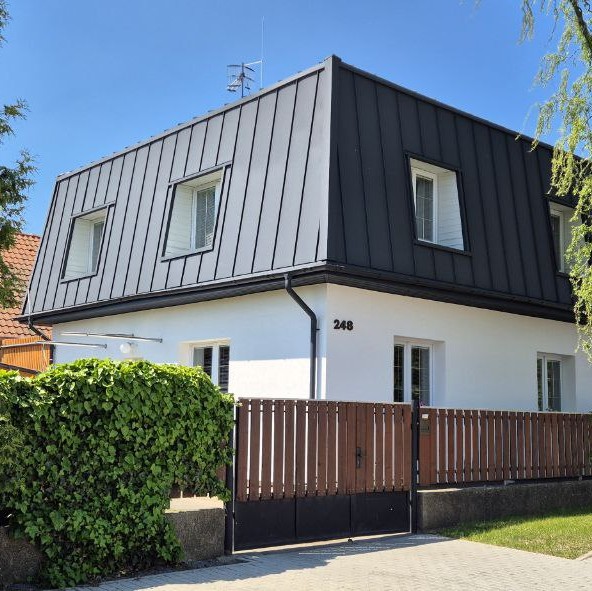 Výměna asfaltových šindelů za plechovou střešní krytinu Klick v Líbeznice 250 65, K. H. Borovského 248